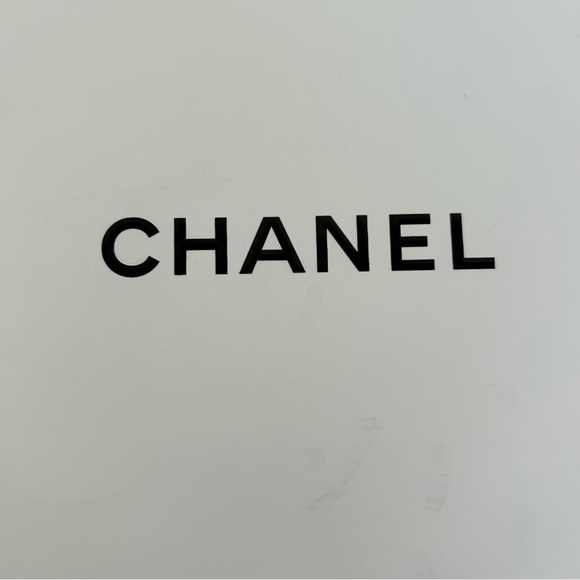 CHANEL GIFT BOX - Picture 7 of 11